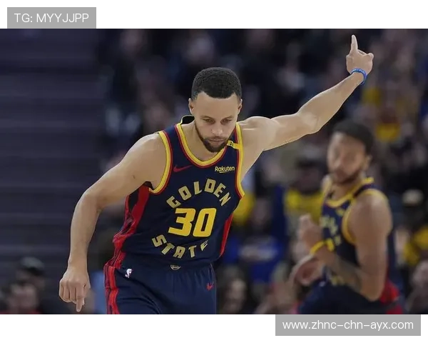 库里中距离投篮稳稳落袋，勇士继续拉大分差